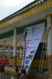 Pembongkaran paksa aksi lingkungan di Pendopo Lapangan Merdeka oleh Dinas Pertamanan disaksikan Polresta Medan