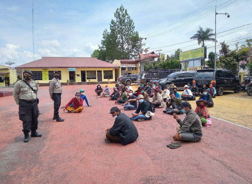 Masyarakat Sileuhleh Parsaoran menunggu proses pemeriksaan 3 orang anggota Kelompok Tani Bersatu di halaman Polres Dairi (Doc. Petrasa)
